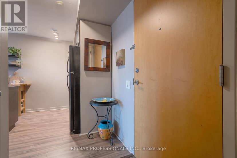 704 - 1040 The Queensway — photo 11 of 40