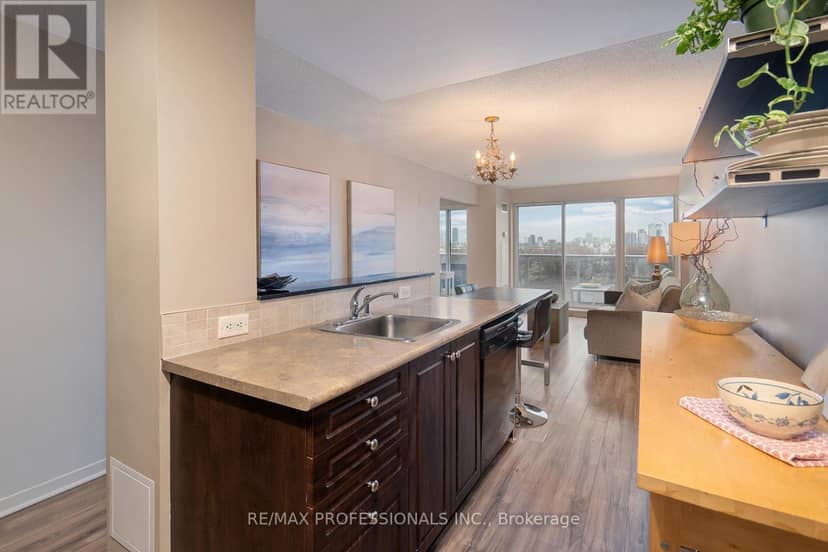 704 - 1040 The Queensway — photo 16 of 40