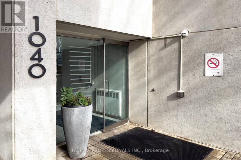 704 - 1040 The Queensway — photo 4 of 40