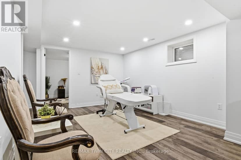 512 Hawthorne Crescent — photo 30 of 40