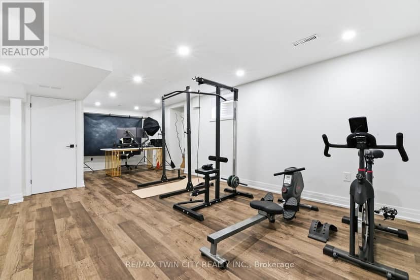 512 Hawthorne Crescent — photo 33 of 40