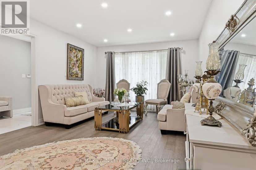 512 Hawthorne Crescent — photo 4 of 40