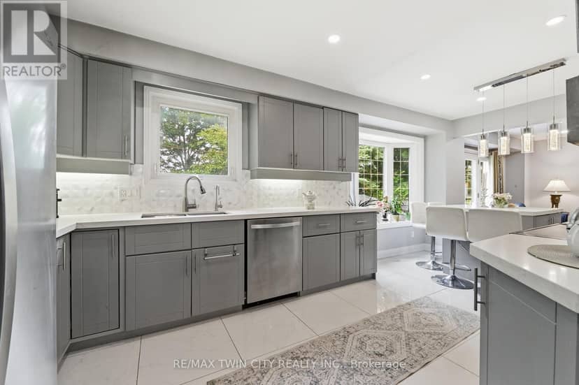 512 Hawthorne Crescent — photo 7 of 40