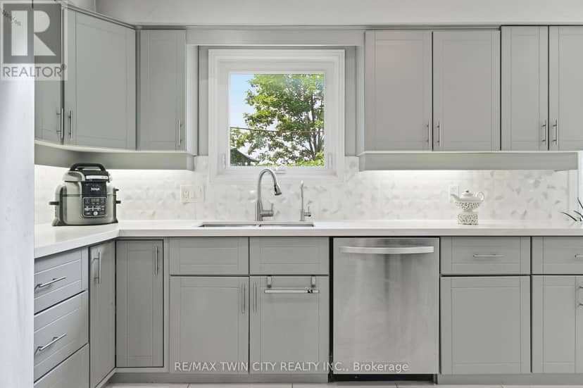 512 Hawthorne Crescent — photo 8 of 40