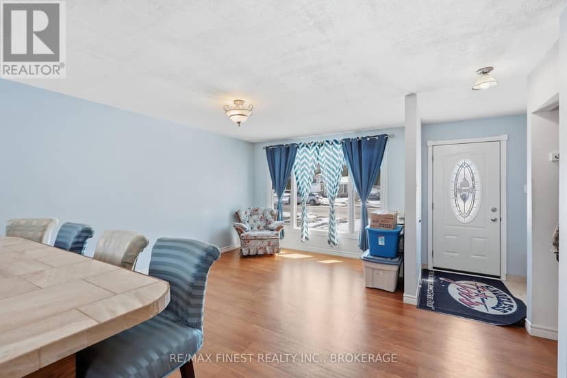 676 Laurier Boulevard — photo 4 of 26