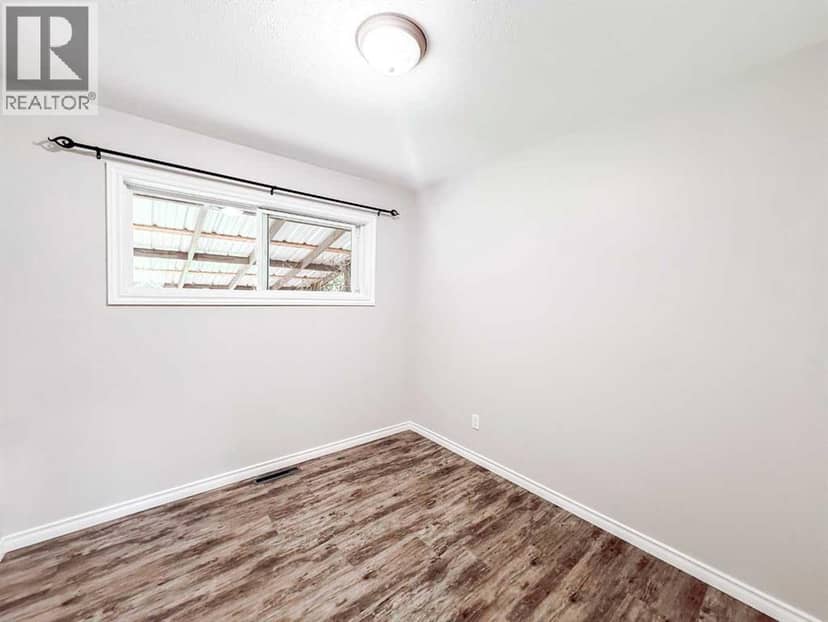 5104 46 Avenue — photo 19 of 37