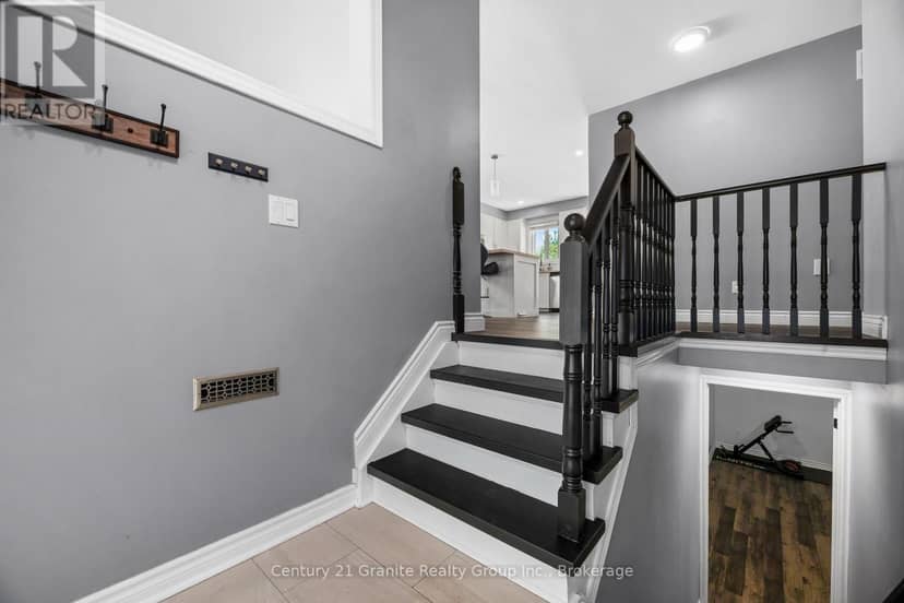 692 Ewing Street — photo 4 of 37