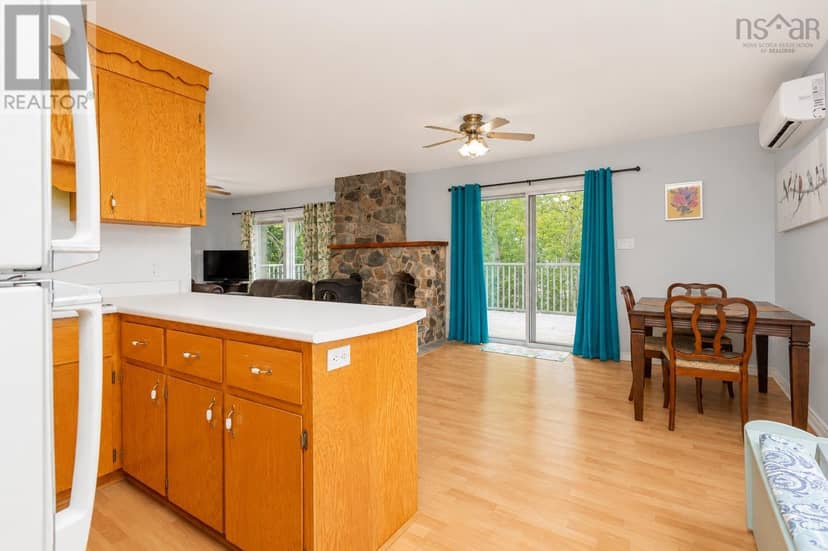 8456 East Bay Highway — photo 16 of 28