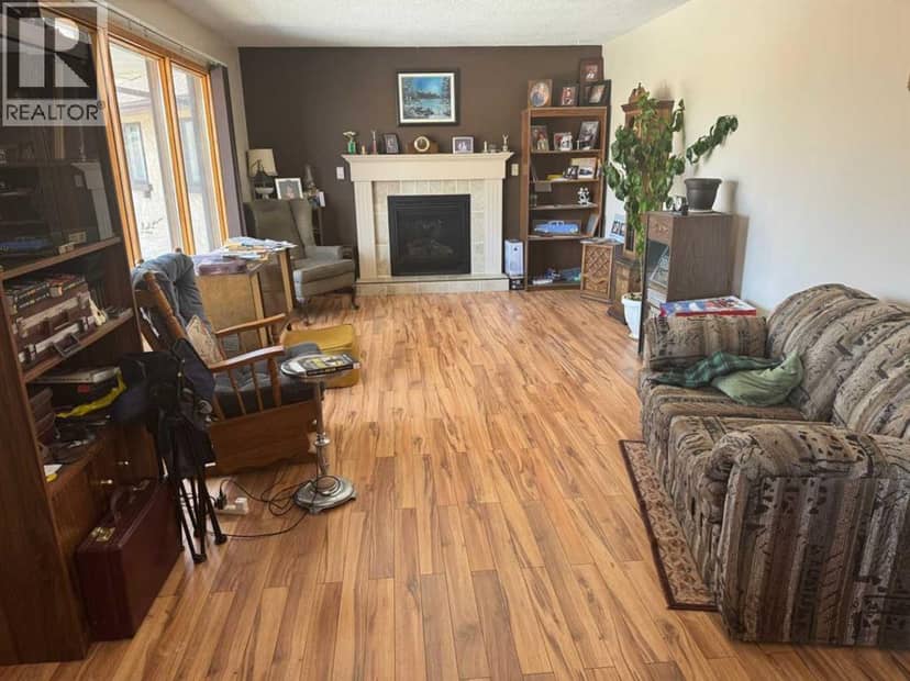 5402 53 Street — photo 9 of 36