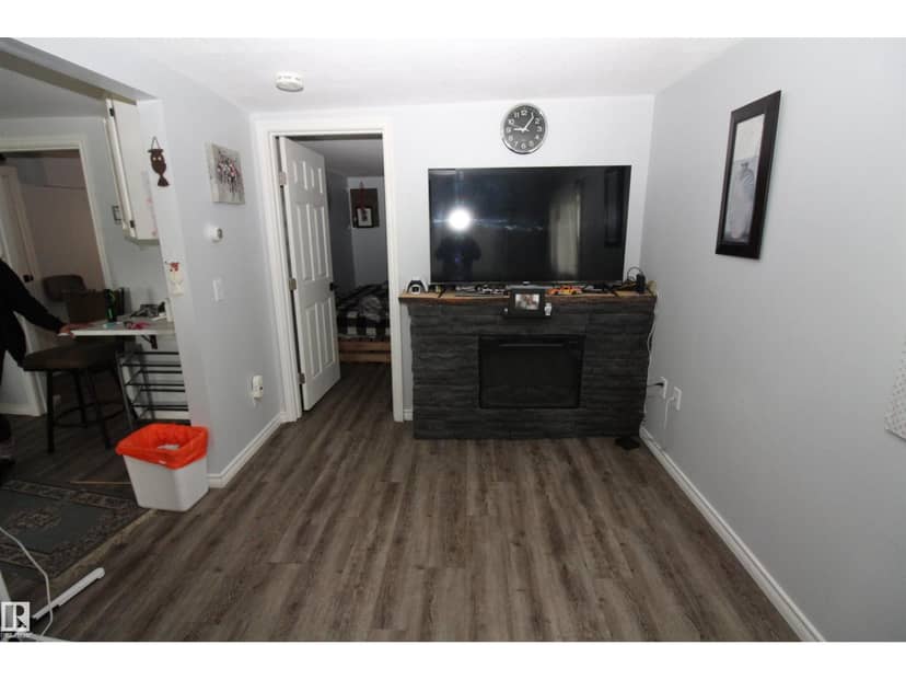 5404 52 ST — photo 13 of 27