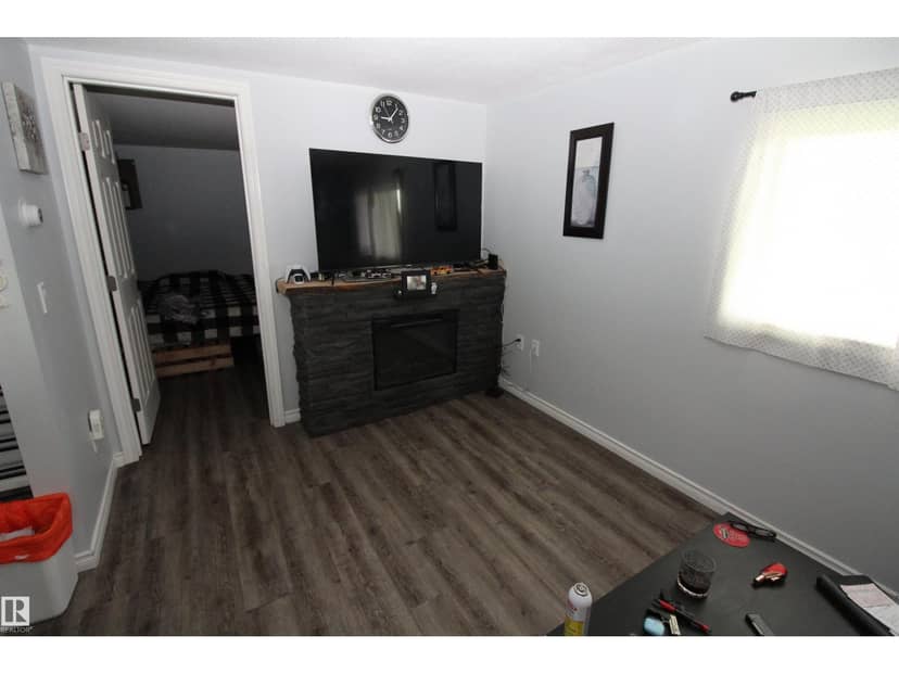 5404 52 ST — photo 14 of 27