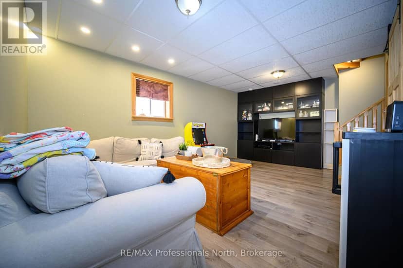 2315 Aspdin Road — photo 15 of 40