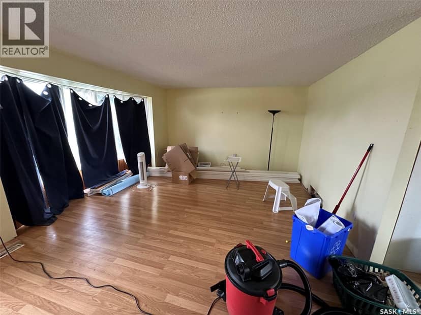 602 4th STREET, Estevan, photo 3
