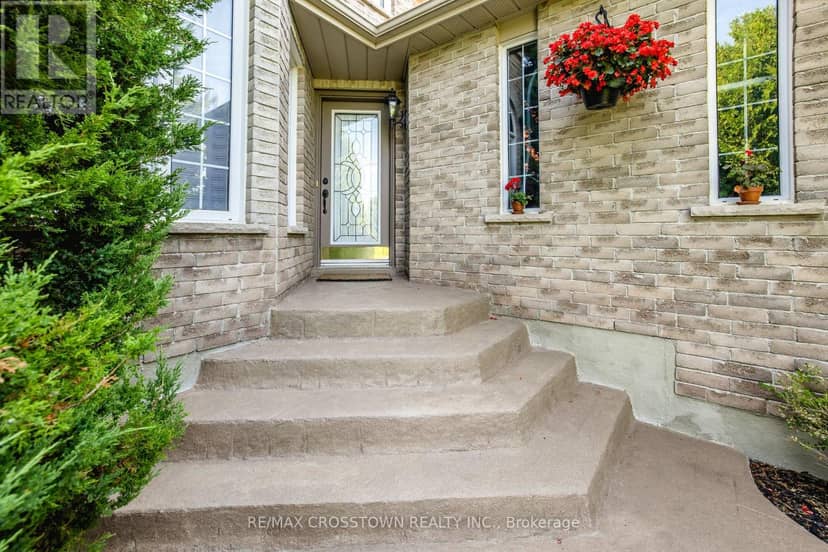 5 Kelsey Crescent — photo 3 of 40
