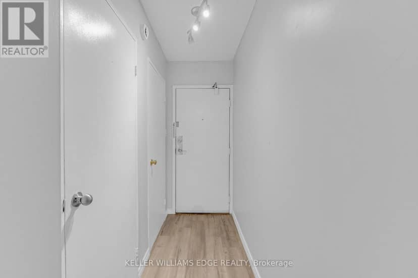 708 - 975 Warwick Court — photo 11 of 40
