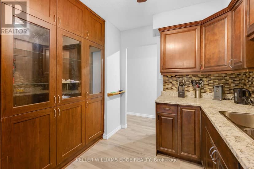708 - 975 Warwick Court — photo 18 of 40