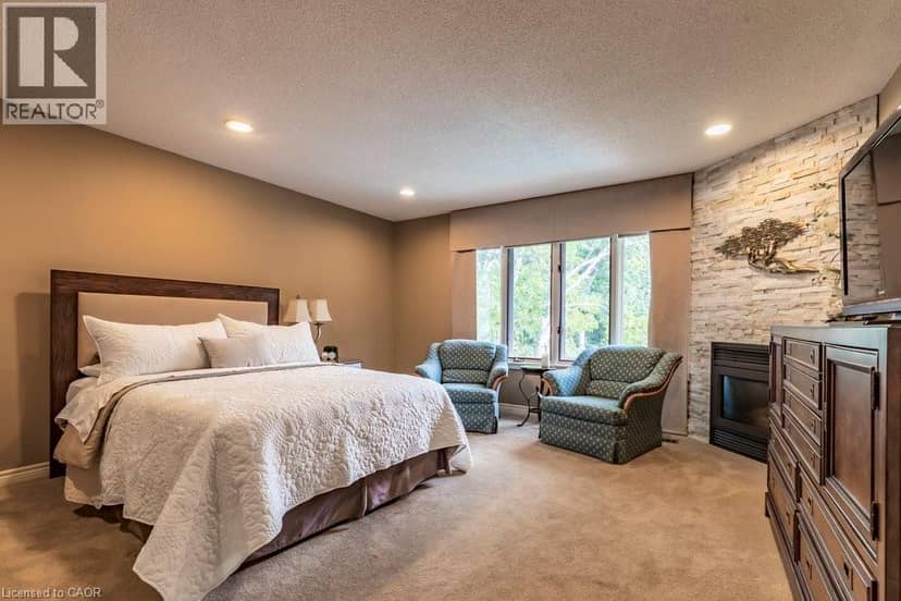 223 BRIAR HILL Crescent — photo 19 of 40
