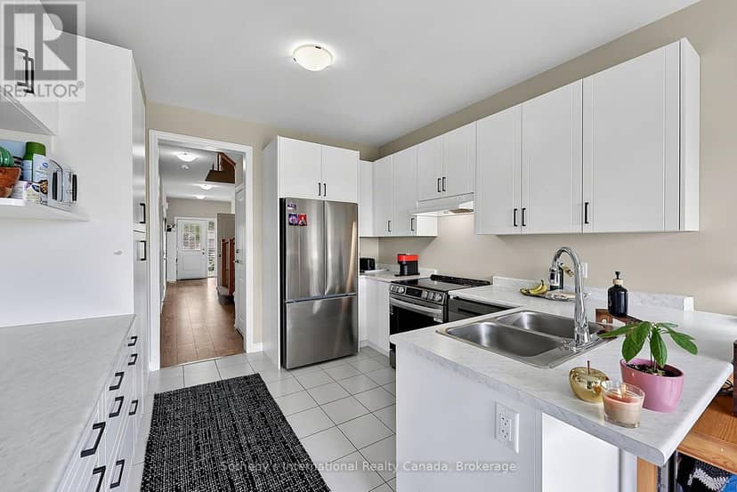 270 Springfield Crescent — photo 11 of 40