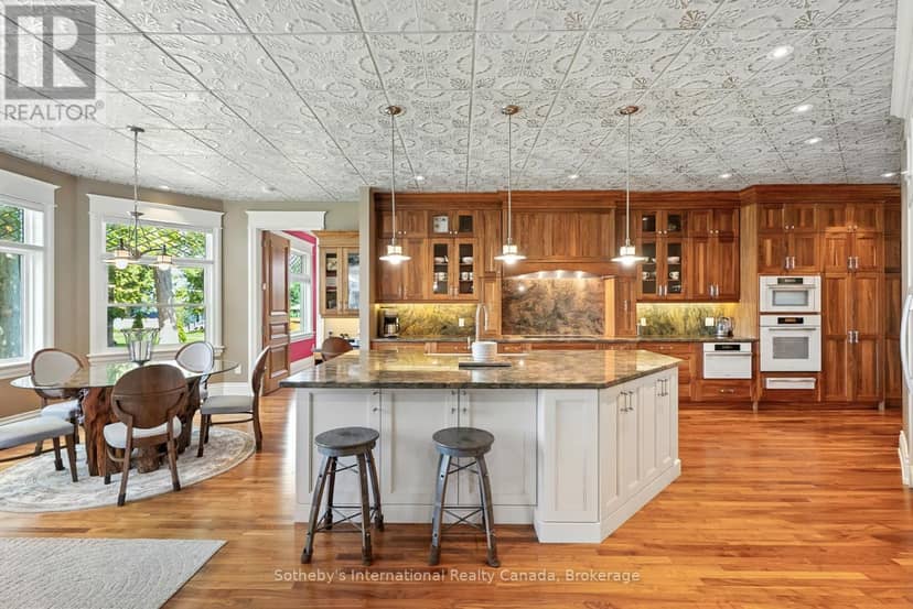 153 Creighton Street S — photo 13 of 40