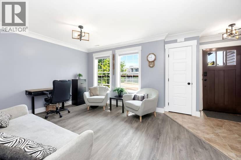 1048 Woodsworth Road, Gibsons, photo 7