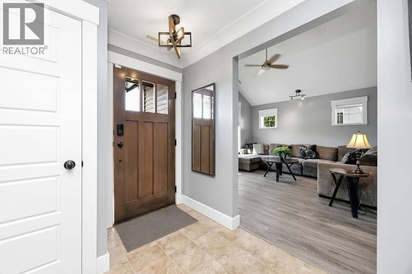 1048 Woodsworth Road, Gibsons, photo 2