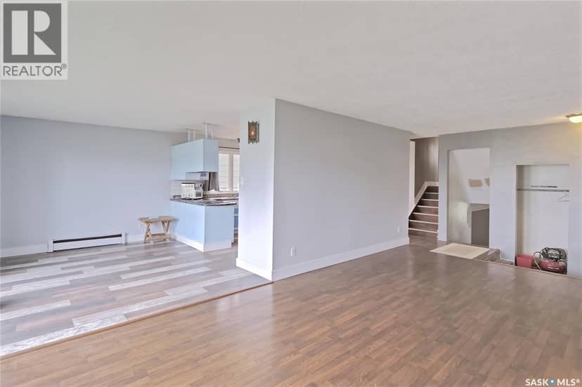 333 Dominion BAY, Central Butte, photo 3