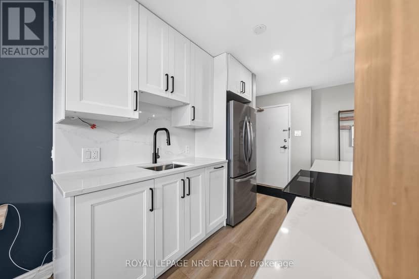 1510 - 215 Glenridge Avenue — photo 16 of 33