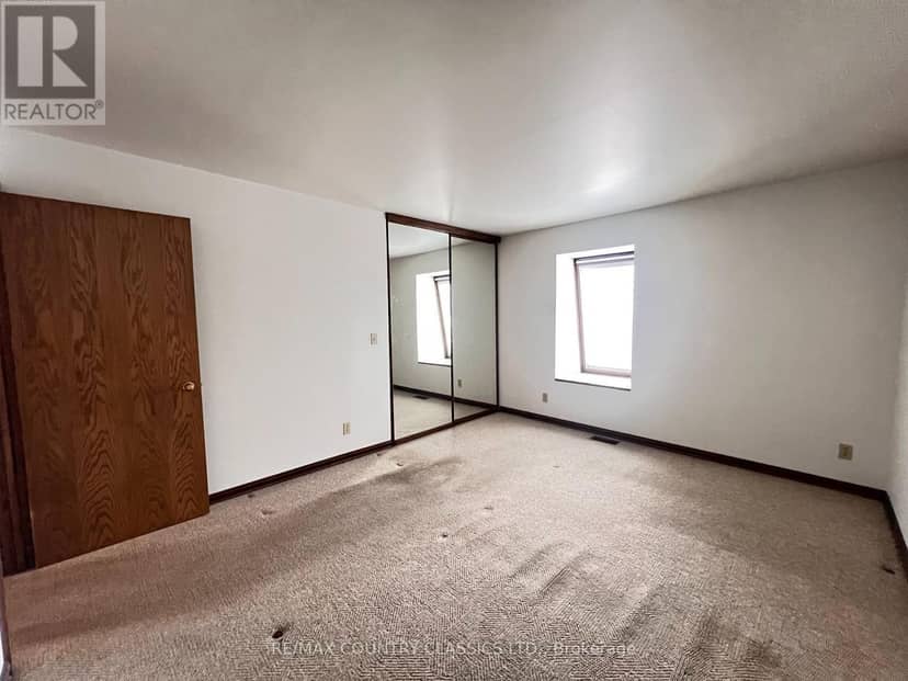 10 - 12 Flint Avenue — photo 16 of 31