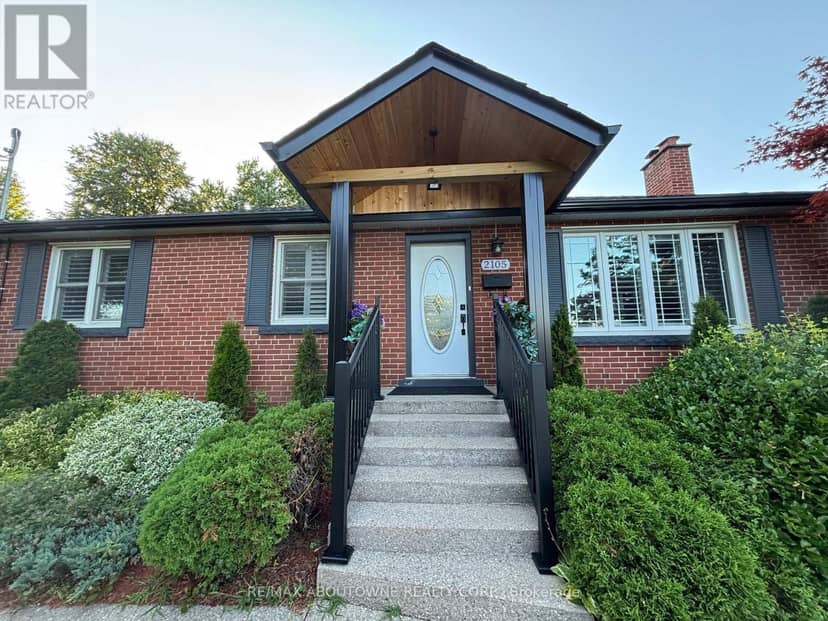 2105 Maplewood Drive, Burlington, photo 2