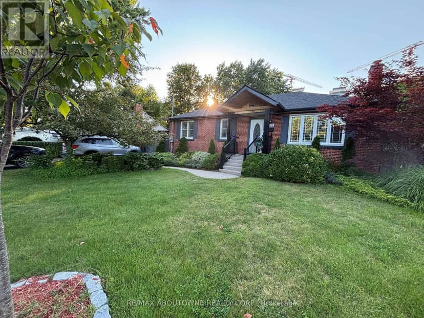 2105 Maplewood Drive, Burlington, photo 3