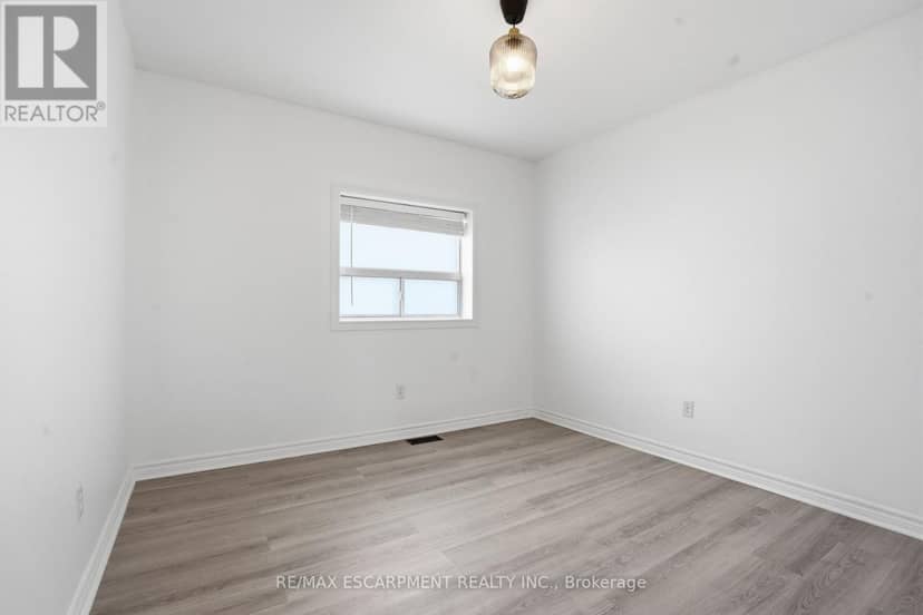 1049 Glencairn Avenue — photo 18 of 29