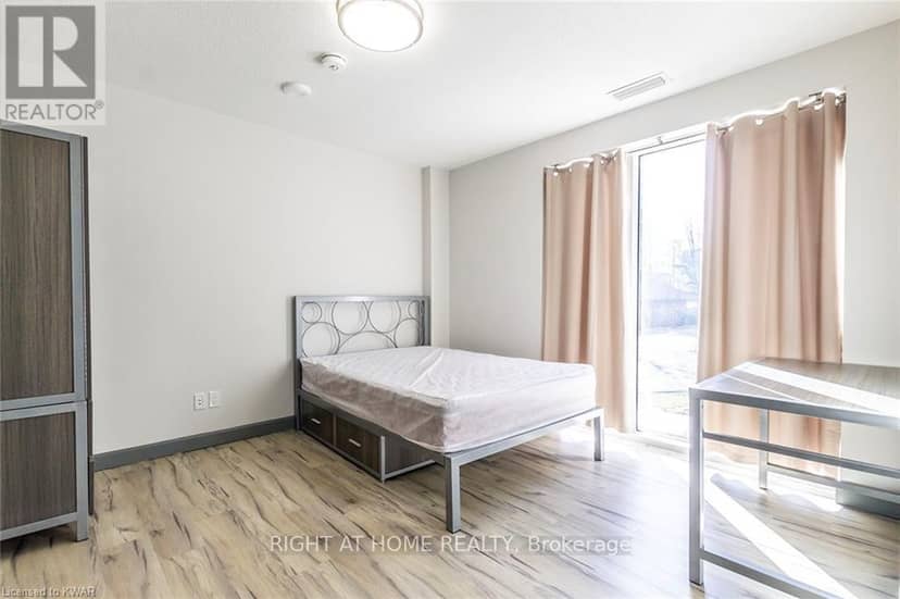 215 - 258B Sunview Street — photo 7 of 11