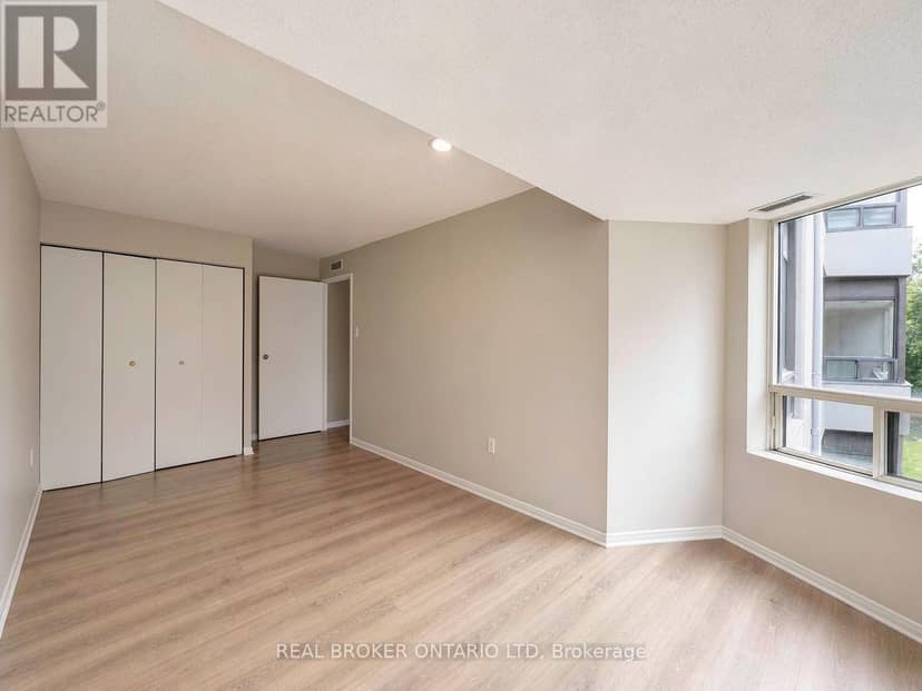 315 - 521 Riverside Drive — photo 12 of 17