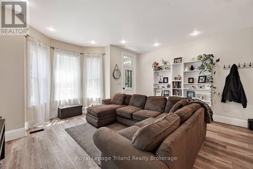 257 Hunter Street — photo 8 of 38