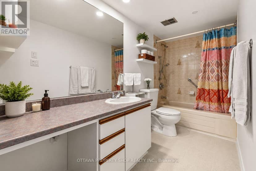 204 - 800 McKellar Avenue — photo 11 of 13