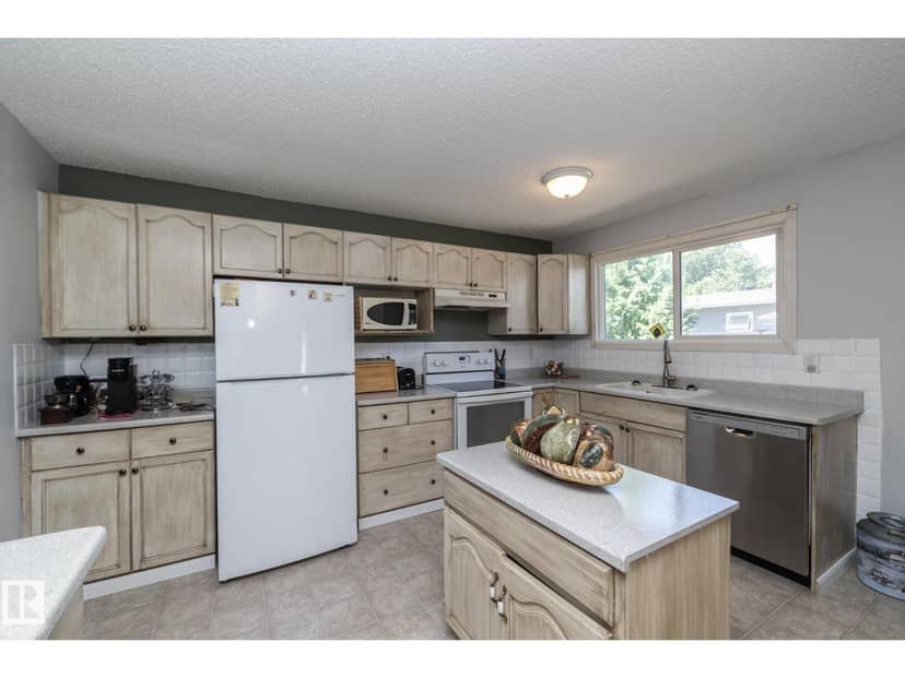 3608 44 ST — photo 9 of 40