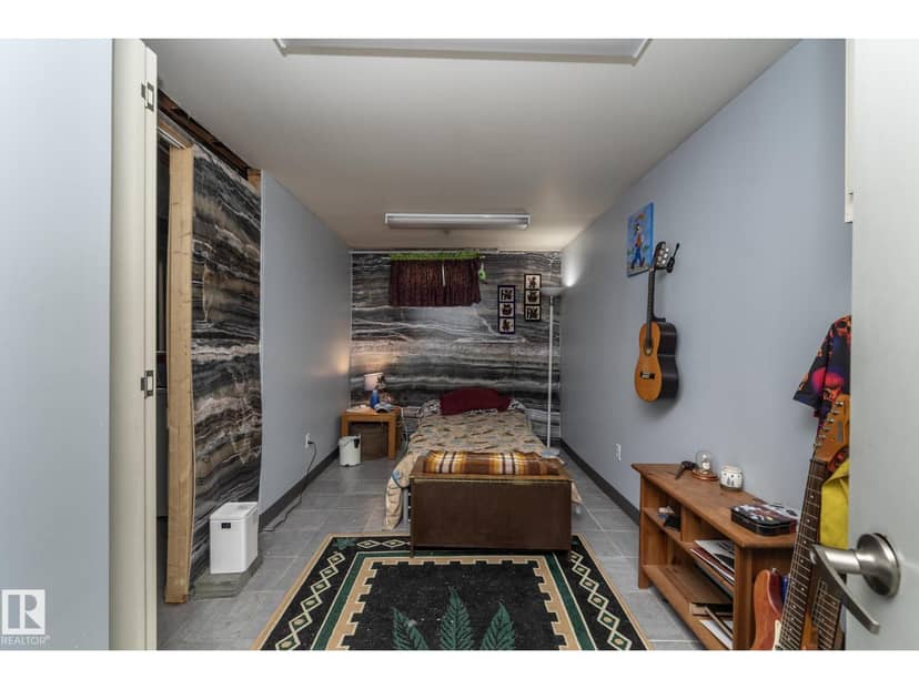 3608 44 ST — photo 13 of 40