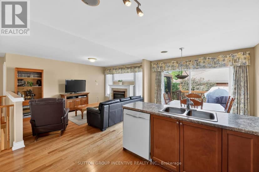 101 Lion's Gate Boulevard — photo 11 of 40