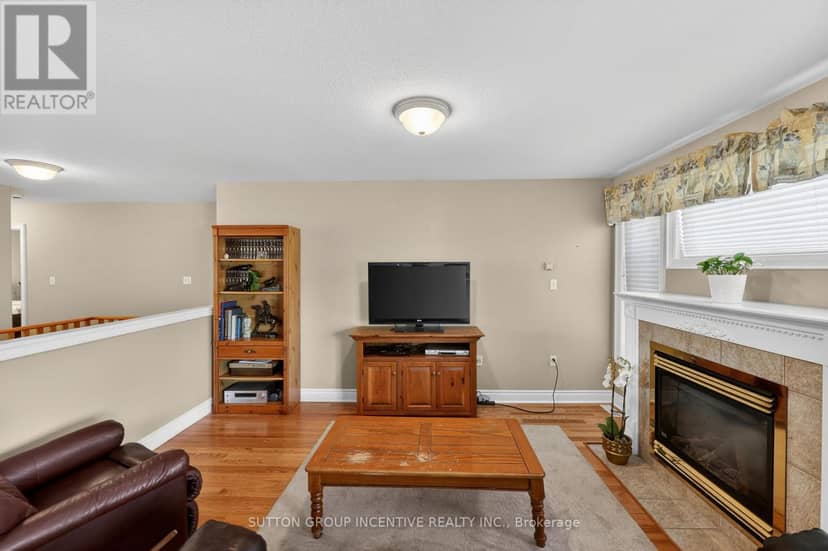 101 Lion's Gate Boulevard — photo 12 of 40