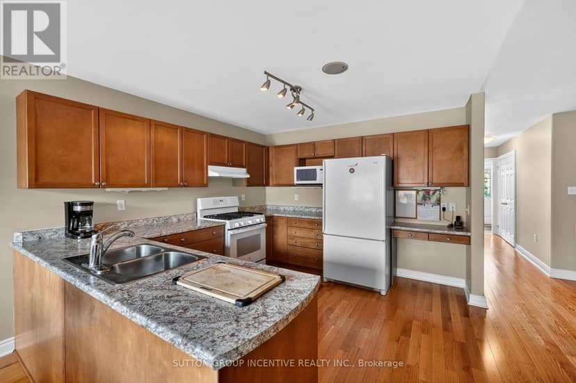 101 Lion's Gate Boulevard — photo 14 of 40