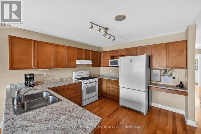 101 Lion's Gate Boulevard — photo 15 of 40