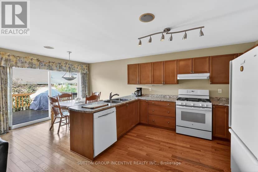 101 Lion's Gate Boulevard — photo 19 of 40