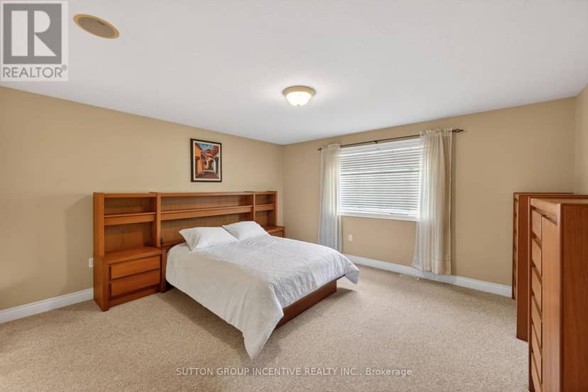 101 Lion's Gate Boulevard — photo 21 of 40