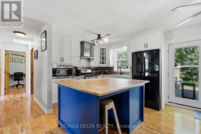 1120 Des Cedres Street — photo 5 of 40