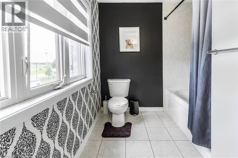 32 HEDGES Crescent — photo 16 of 20