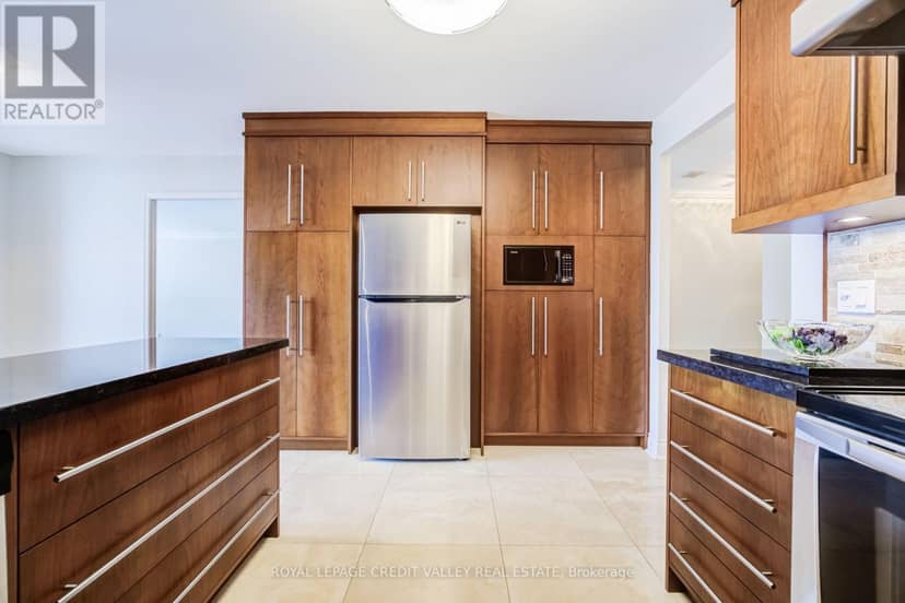 501 - 2287 Lake Shore Boulevard W — photo 12 of 39