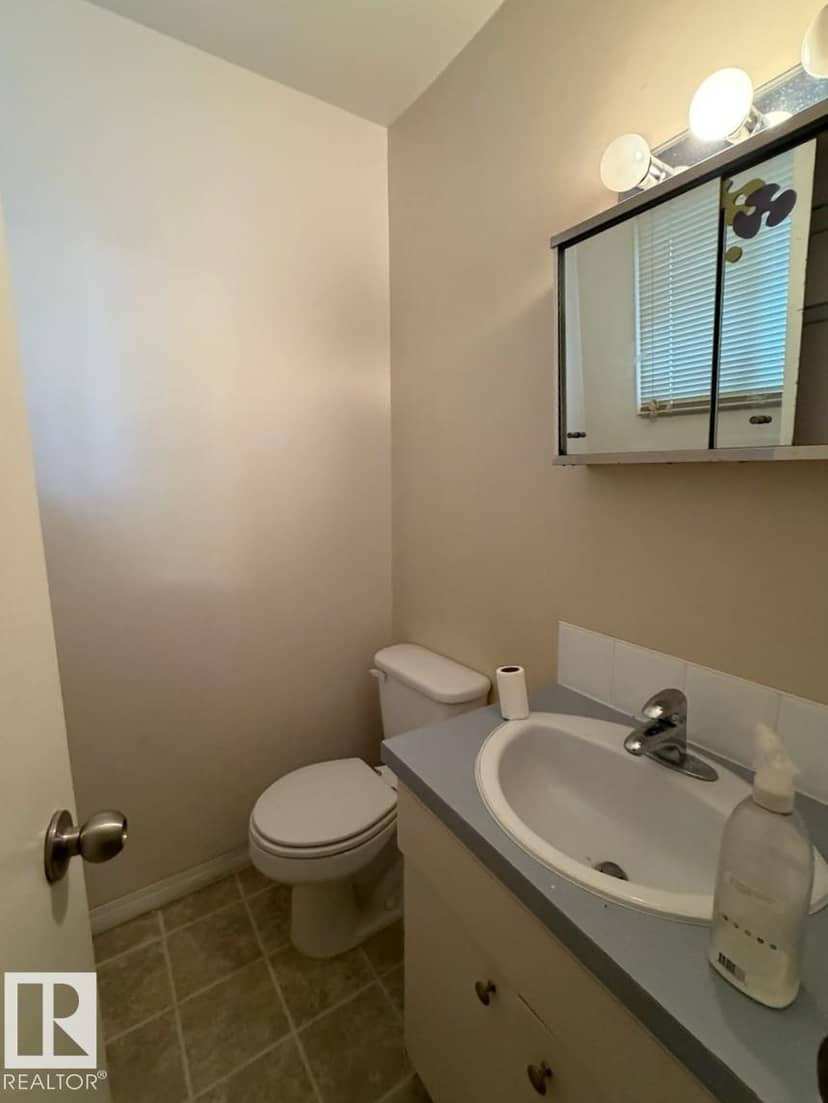 8816 137 AV NW — photo 11 of 26