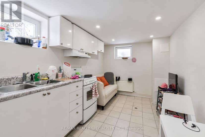 1659 Gerrard Street E — photo 14 of 40