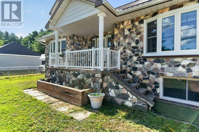 17 West Park Lane/ 32 Tall Pine Road, Addington Highlands, photo 4