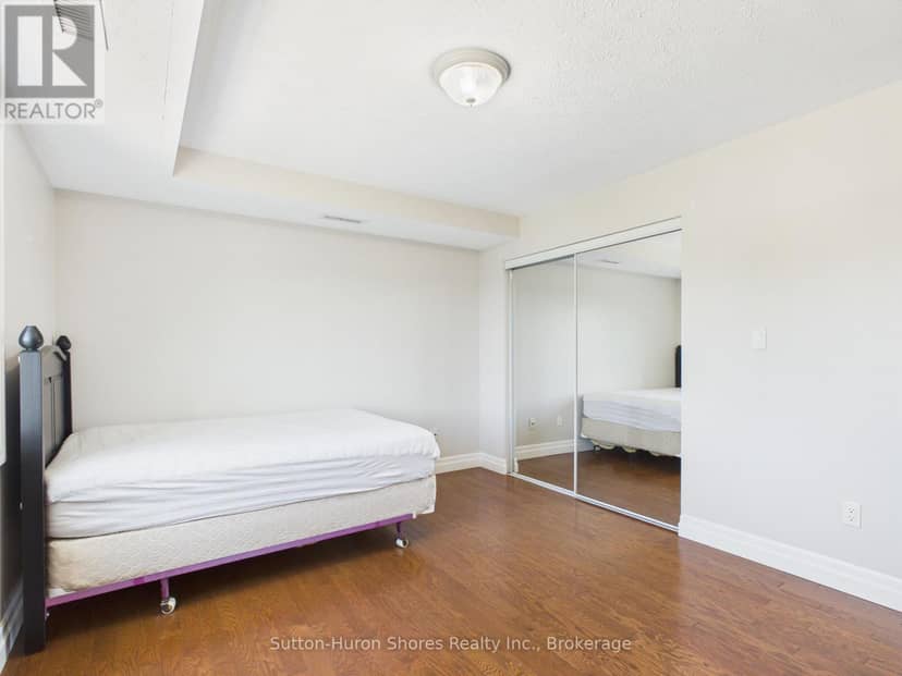 402 - 221 Adelaide Street — photo 13 of 30